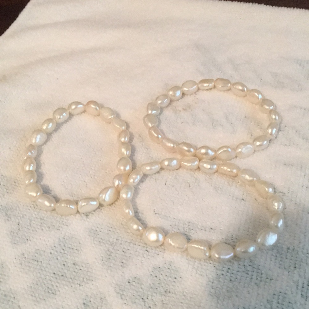 3 white pearl bracelets.  Not Honura.